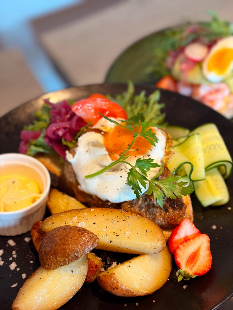 Karbonade med stekt egg, ovnsbakte poteter og salat